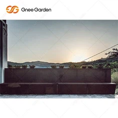 مقعد معدني في الفناء الخلفي للحديقة في الهواء الطلق